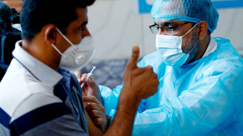 لا يزال العراق متعثراً في حملات التطعيم ضد الوباء مقارنة بدول العالم - تصوير: AP
