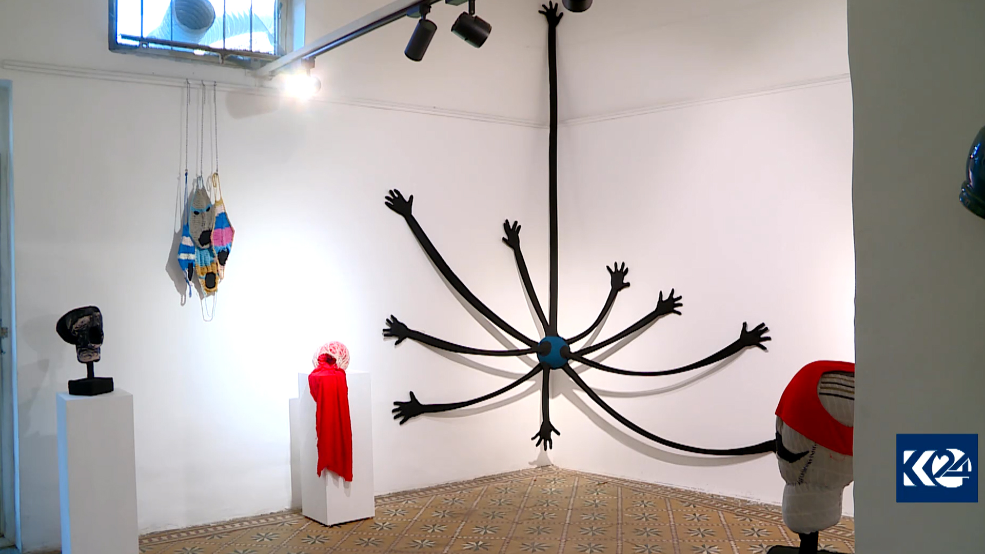 A conglomerate of artistic objects grouped together at the art show, July 3, 2021. (Photo: Kurdistan 24)