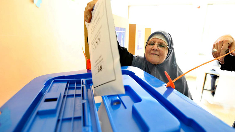 An Iraqi woman votes in a previous national election. (Photo: Archive)