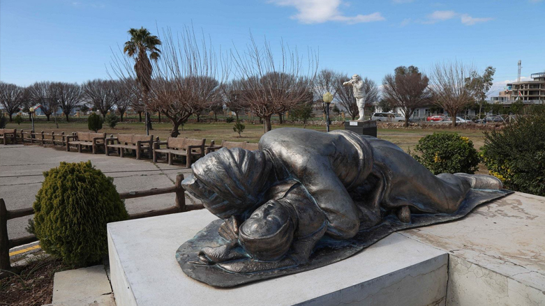 A statue made from an iconic photograph of a dead father holding his dead son, taken of the aftermath of the 1988 Iraqi chemical attack on Halabja. (Photo: Safin Hamed/AFP)