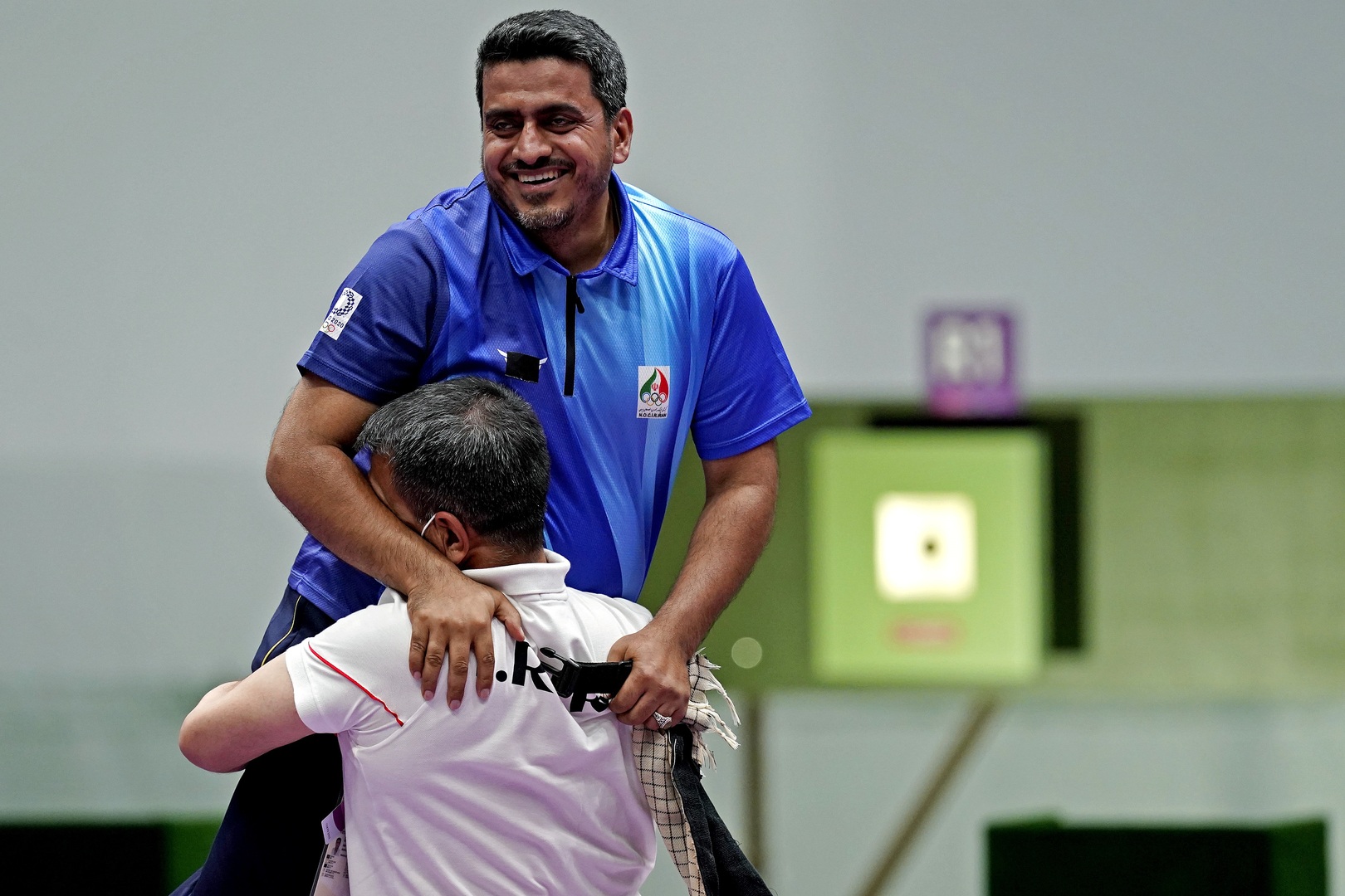 جه‌واد فرۆغی له‌ باوه‌شی راهێنه‌ره‌كه‌ی له‌ ئۆڵمپیكی تۆكیۆ