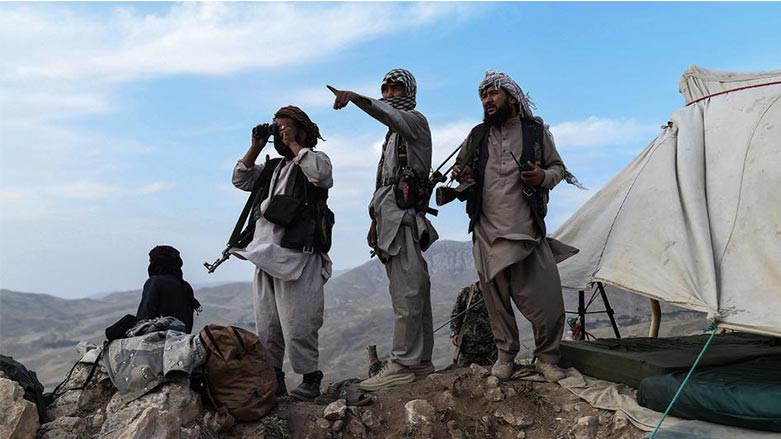 Foto: Afgan milisler Taliban'a karşı nöbet tutuyor / AFP