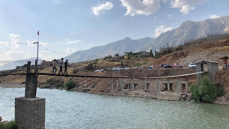 Tourists cross a bridge near the Veen resort in Duhok, July 16, 2021. (Photo: Kurmanj Nhili)