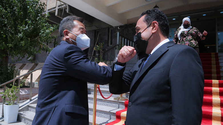 Erbil Governor Omed Khoshnaw (right) elbow-bumps with the Chinese Consul General to Erbil Ni Ruchi, July 29, 2021. (Photo: Erbil governorate/Facebook)