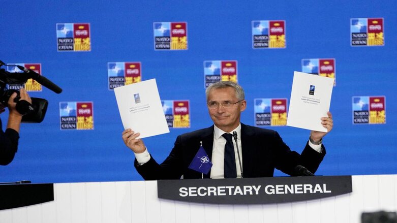 NATO Secretary General Jens Stoltenberg holds up a letter of commitment to innovation at a NATO summit in Madrid, Spain, June 30, 2022. (Photo: Paul White/AP)