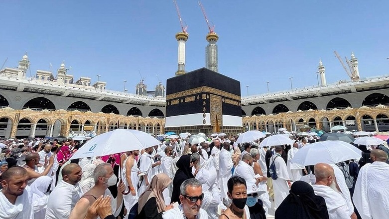 حجاج يطوفون حول الكعبة ويصلون بالمسجد الحرام، بعد أن منعت المملكة المسافرين الأجانب خلال العامين الماضيين بسبب الجائحة. السعودية في 1 يوليو/تموز 2022. © رويترز.