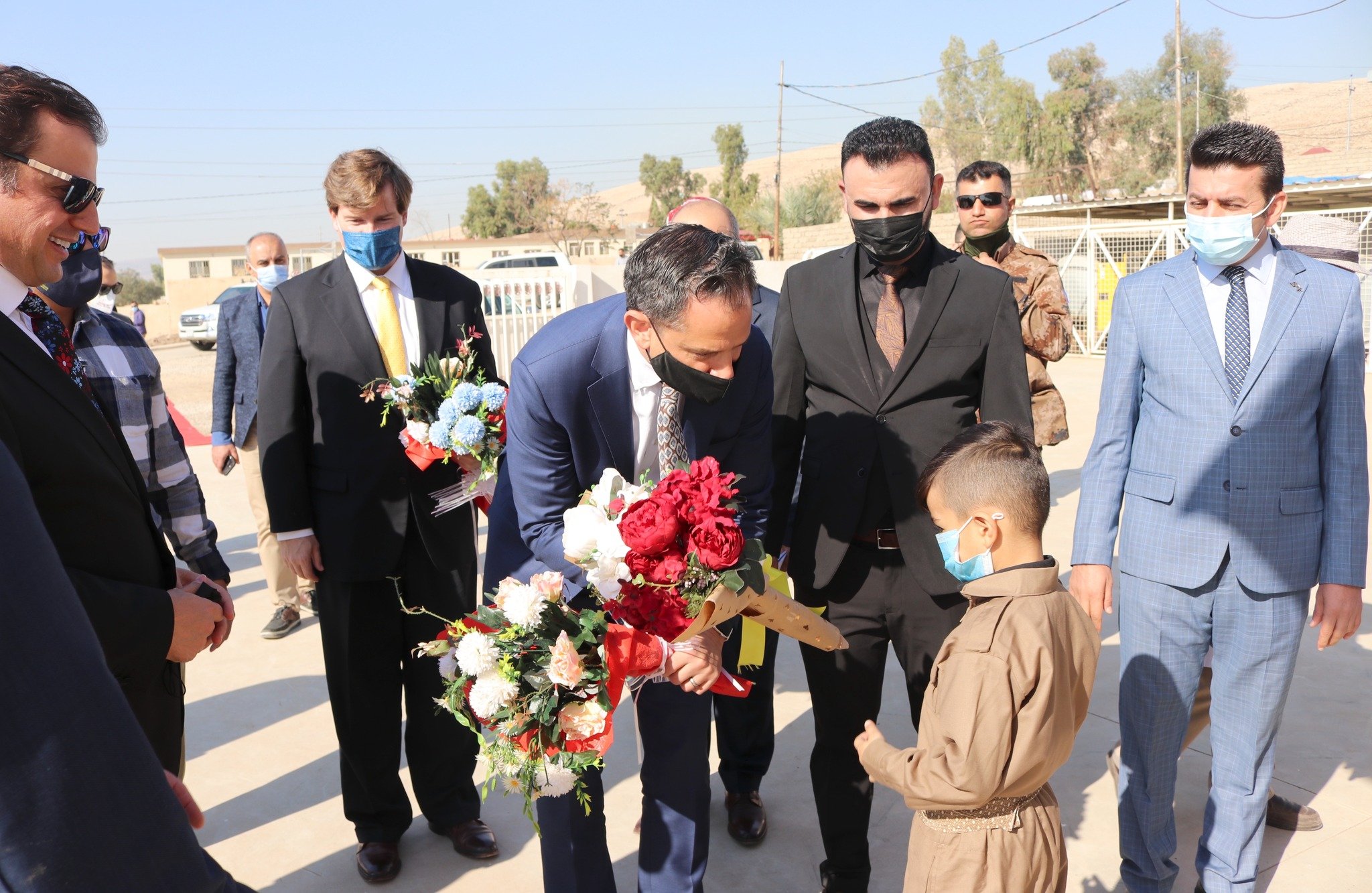 رۆبەرت پالەدینۆ، کونسوڵی گشتی ئەمەریکا لە هەرێمی کوردستان لەگەڵ منداڵێکی کورد