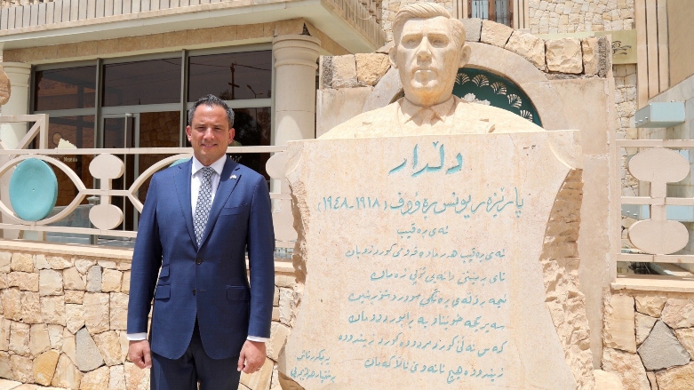 Konsulê Giştî yê Amerîka li Herêma Kurdistanê Robert Palladino li cem peykerê helbestvan Dildar