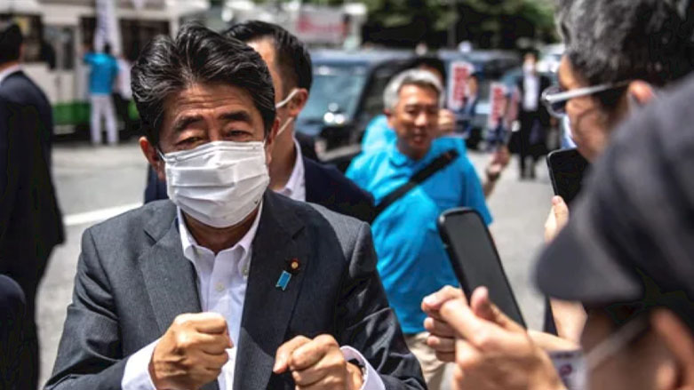 Li dijî Serokwezîrê berê yê Japonyayê êrîşa çekdarî