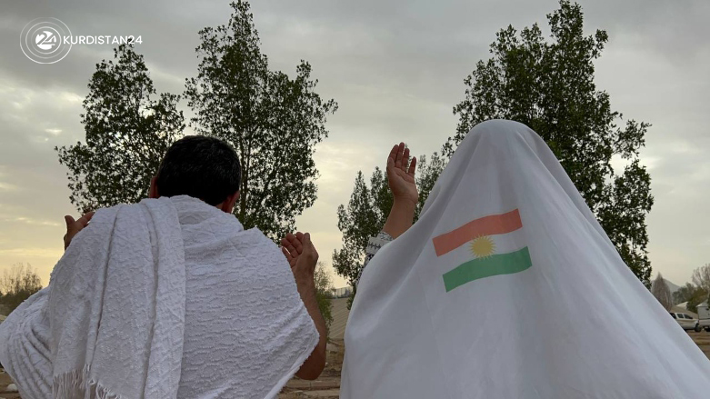 دوو حاجی کورد لەکاتی جێبەجێکردنی ئەرکە ئاینییەکانی حەج