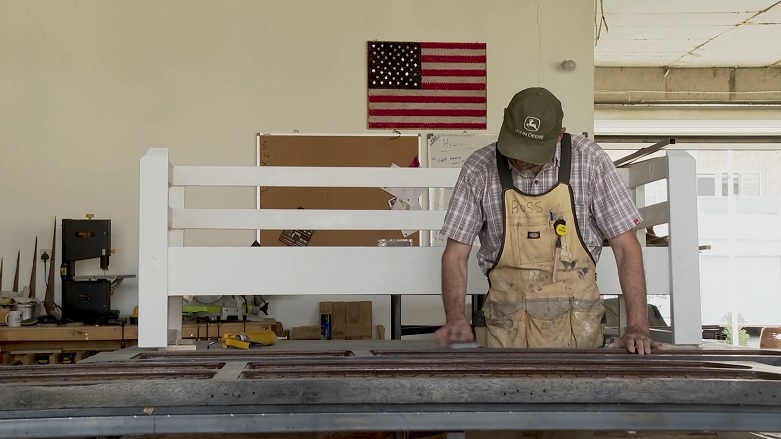 Andrew Billy while working his woodshop in Rawanduz city. (Photo: Kurdistan 24)