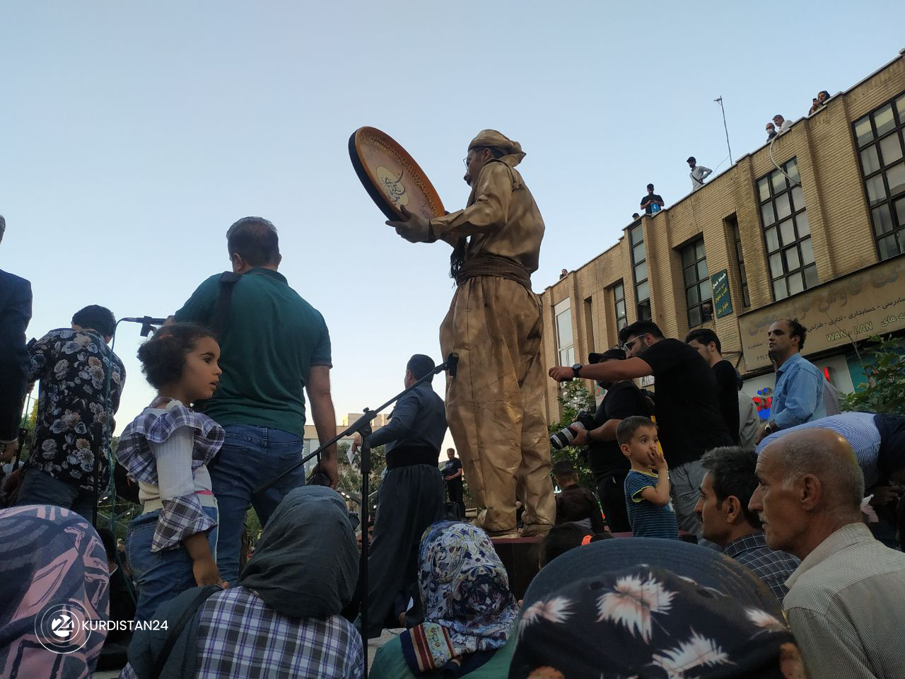 10em&icirc;n Fest&icirc;vala &ldquo;Def Neway&ecirc; Rehmet&rdquo; - W&ecirc;ne: Sara Cafer&icirc;