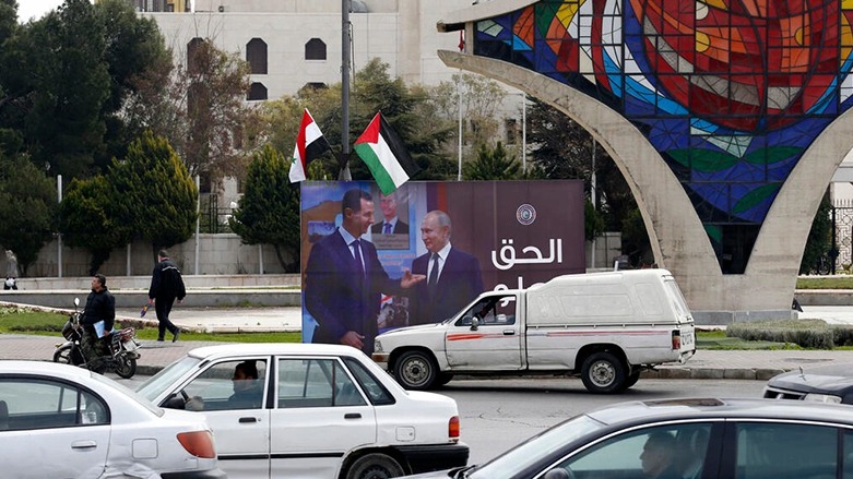 صورة عملاقة مرفوعة في ساحة الأمويين في دمشق في 8 آذار/مارس 2022، يظهر فيها الرئيس السوري بشار الأسد متحدثاً مع نظيره الروسي فلاديمير بوتين- الصورة لفرانس 24