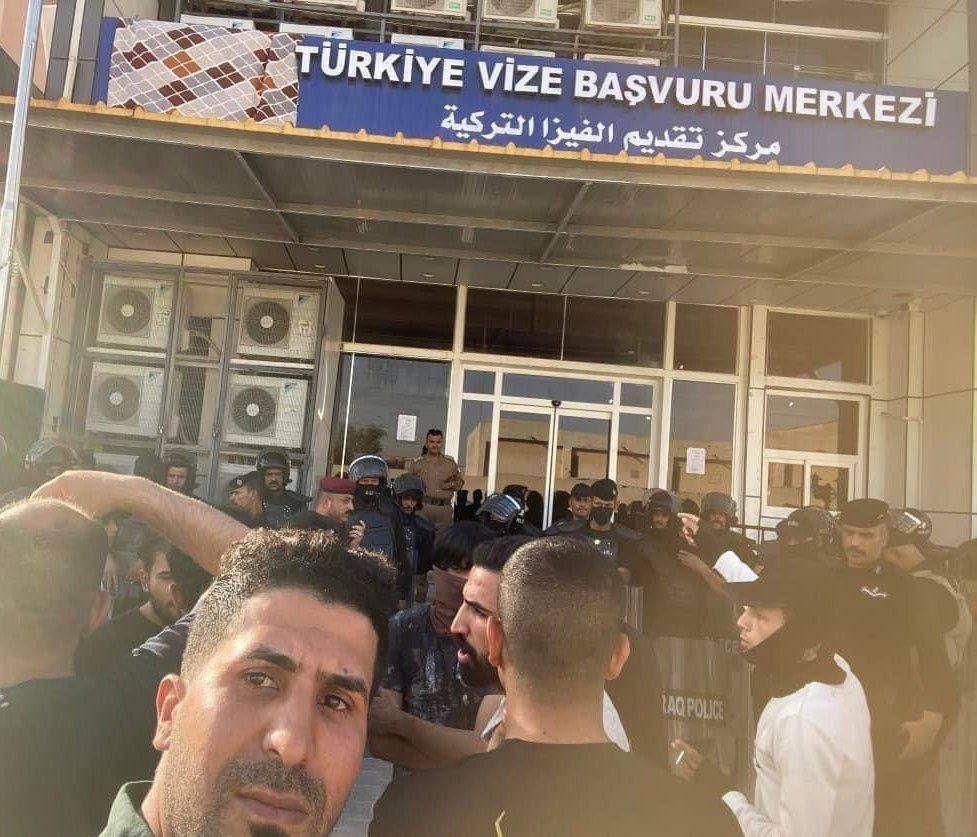 ھێنانە خوارەوەی ئاڵای تورکیا لەسەر باڵەخانەی پێدانی ڤیزای تورکیا لە نەجەف