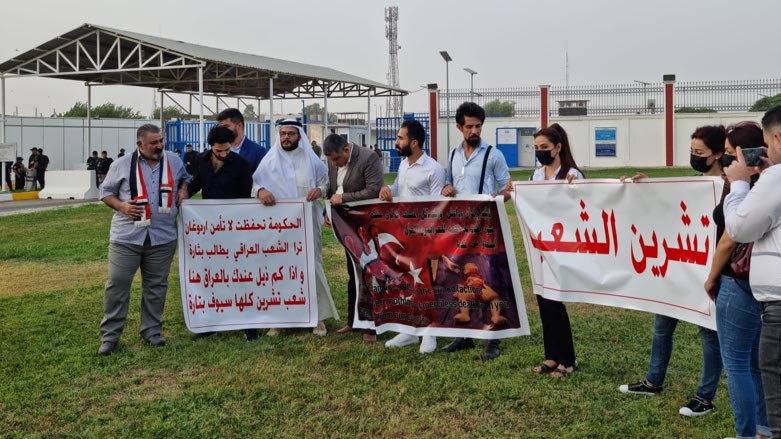 A small group of protesters gathered in front of the UN's office in Erbil to protest Turkish actions (Photo: Wladimir van Wilgenburg/Kurdistan 24).