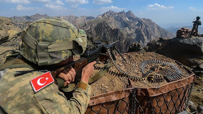 A Turkish soldier aims his weapon in a military outpost (Photo: Anadolu Agency)