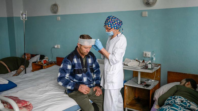 چاره‌سه‌ركردنی بریندارێك له‌ نه‌خۆشخانه‌یه‌كی ئۆكرانیا.. فۆتۆ: AFP