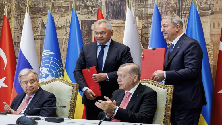 The signing ceremony in Turkey’s Istanbul between Russian and Turkish defense ministers to allow Ukraine to resume shipping grain from the Black Sea, July 22, 2022 (Photo: Vadim Savitsky, Russian Defense Ministry Press Service via AP)