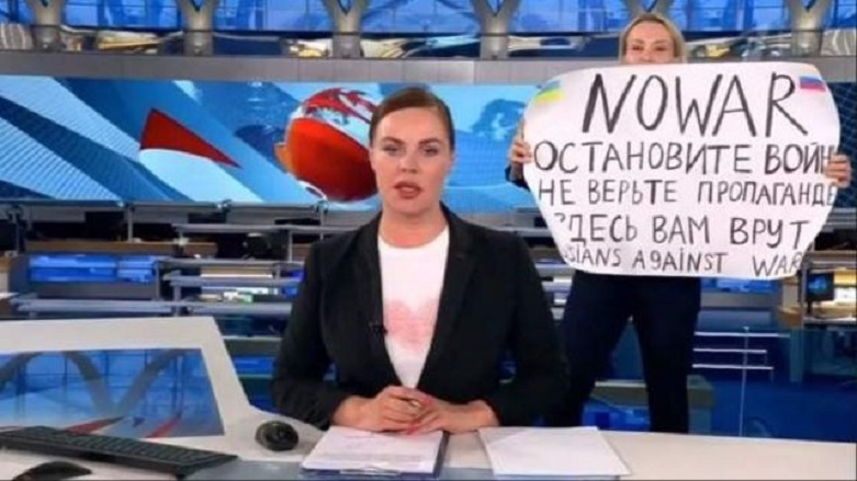 Marina Ovsyannikova sunucunun arkasında bir pankartla yayına girmişti