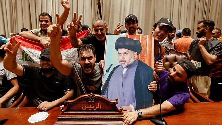  هواداران خشمگین صدر در حال سر دادن شعار علیه مخالفان خود 
