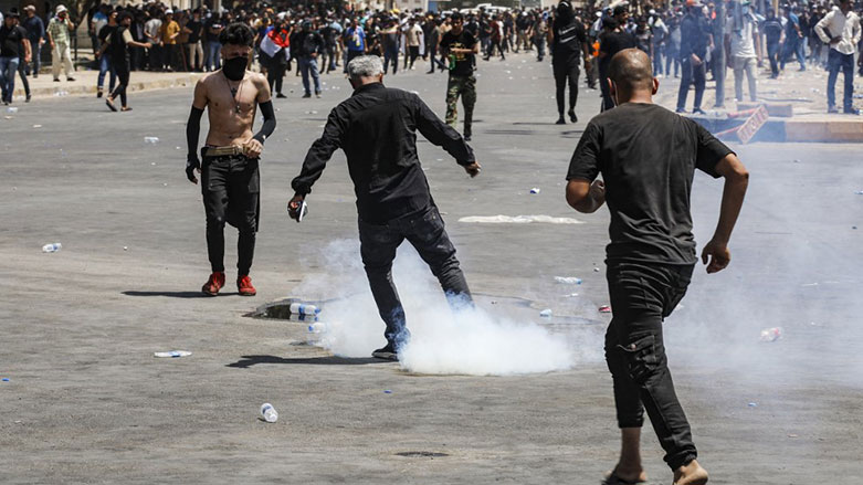 Bağdat'ta göstericilere gaz bombasıyla müdahale ediliyor (Foto: AFP)