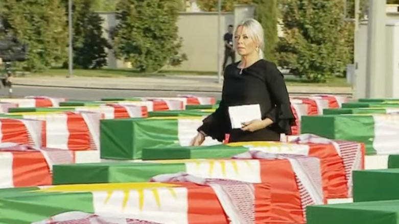 جنین هنیس پلاسخارت، نماینده‌ی سازمان ملل در عراق درمیان پیکر‌های بارزانی‌های انفال‌شده