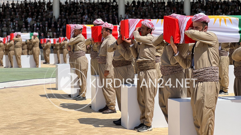 Hundreds of Barzani men carrying coffins of victims of the 1983 Genocide against Barzanis, July 31, 2022 (Photo: Star Ahmed/Kurdistan 24)