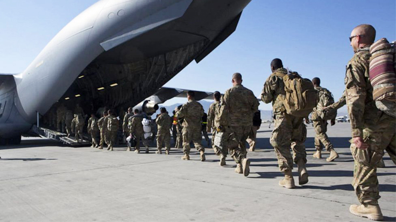 جنودٌ أميركيون يتوجّهون لركوب طائرة نقل جنود (فرانس برس)