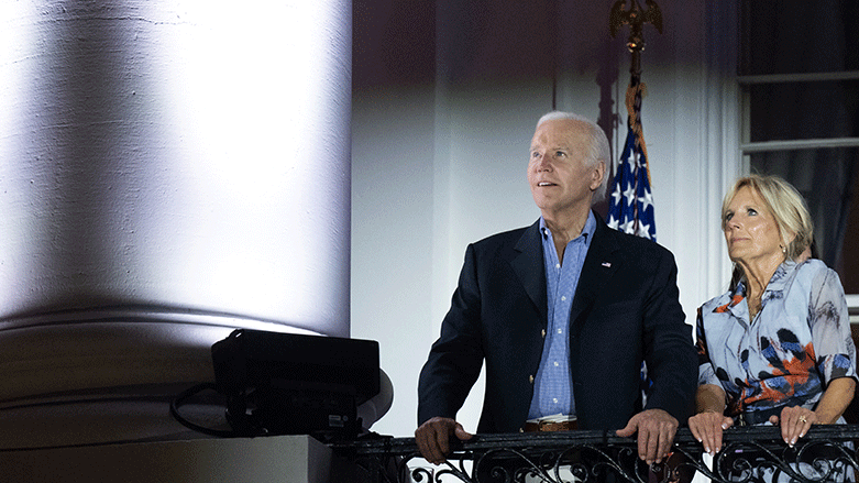 جۆو بایدن، سەرۆکی ئەمەریکا لەگەڵ هاوسەرەکەی جیل بایدن لە رۆژی سەربەخۆیی ئەمەریکا تەماشای یاری ئاگرین دەکەن - وێنە: AFP