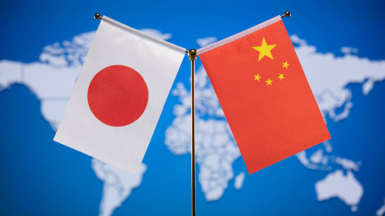 ئاڵای چین (راست) و ئاڵای ژاپۆن (چەپ) | وێنە: Global Times