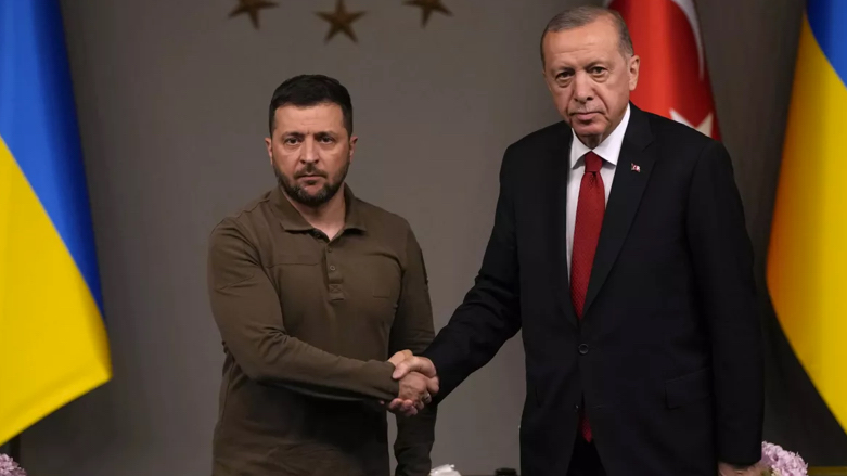 Turkish President Recep Tayyip Erdogan, right, shakes hands with Ukrainian President Volodymyr Zelenskyy, Saturday, July 8, 2023. (Photo: Francisco Seco/Associated Press)