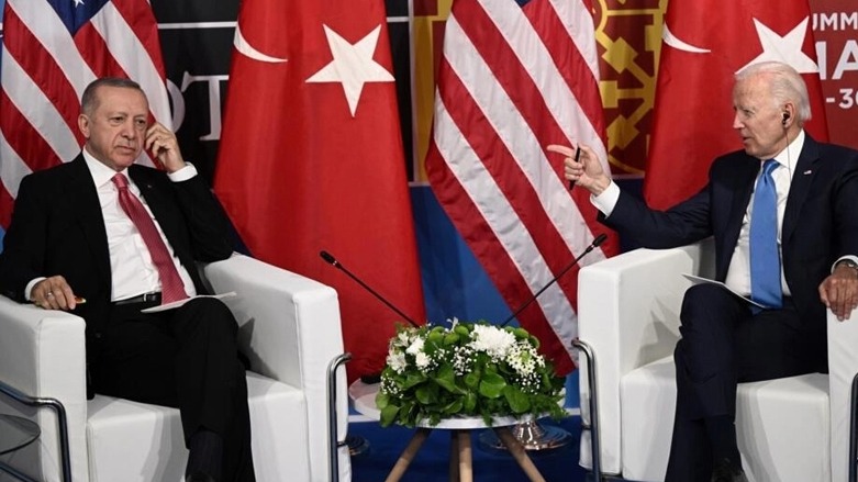 الرئيس الأمريكي جو بايدن (يمين) يشير إلى الرئيس التركي رجب طيب أردوغان خلال اجتماع ثنائي على هامش قمة الناتو في مدريد. 29 حزيران/ يونيو 2022. © أ ف ب / أرشيف