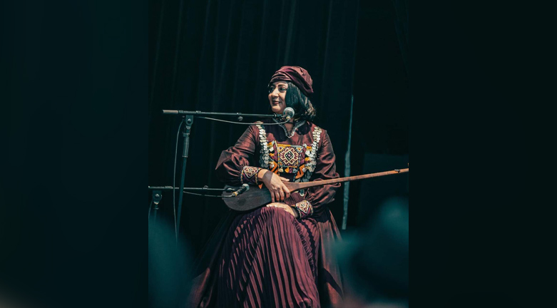 یلدا عباسی خواننده و نوازنده معروف کورد