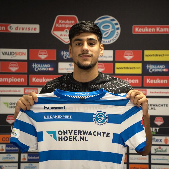 بڵند ئازاد لەکاتی واژۆکردنی گرێبەستەکەی