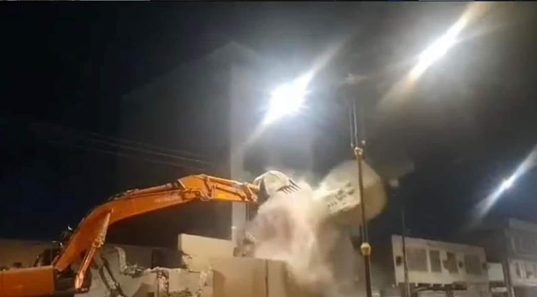 Al-Sarai Mosque minaret while demolishing by an Excavator. (Photo: screengrab from social media)