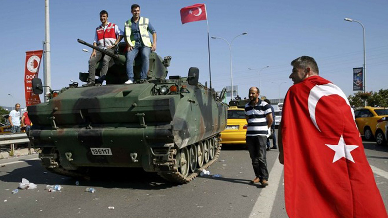 صورة لبعض المواطنين الأتراك بعد إفشال محاولة الانقلاب (أرشيفية)