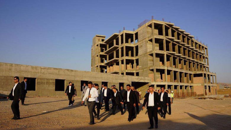 The KRG health minister and the Duhok governor inspect the project site. (Photo: Kurdistan 24)