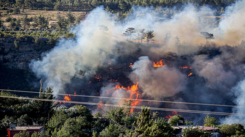 Mersin Gülnar'da yangına müdahale sürüyor (Foto: AA)