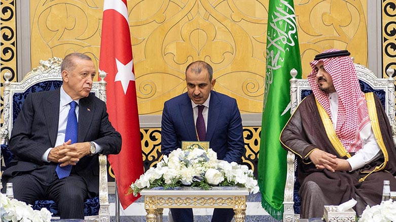 Turkish President Recep Tayyip Erdogan (left) received by the Deputy Governor of Mecca Prince Badr bin Sultan bin Abdulaziz upon his arrival in Jeddah, July 27, 2023. (Photo: SPA / AFP)
