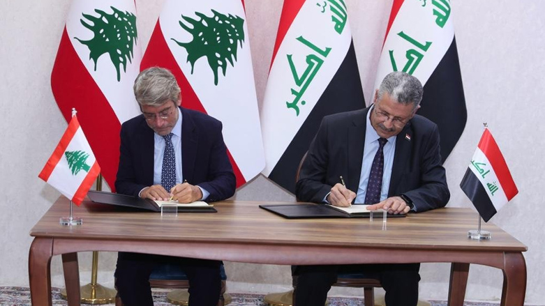 Iraqi Minister of Oil Hayan Abdul Ghani (right) signing a memorandum of understanding with Lebanese Minister of Energy and Water Walid Fayad. (Photo: Iraqi News Agency)