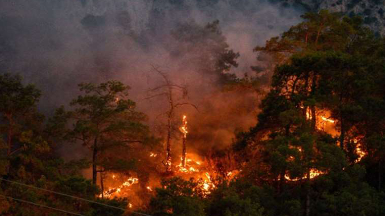 Li sê bajarên Tirkiyê agir daristanan ketiye