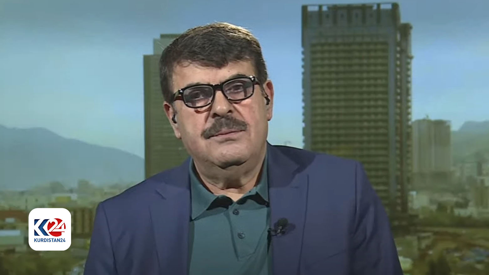 موئەیەد تەیب، شرۆڤەکاری سیاسی