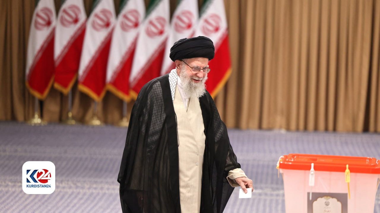 سید علی خامنه‌ای، رهبر جمهوری اسلامی، صبح امروز رای خود را وارد صندوق کرد - عکس: ای اف پی