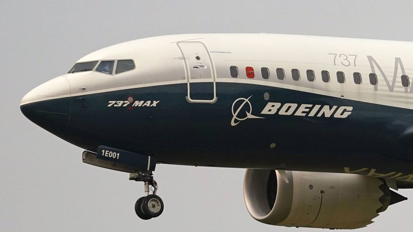  فڕۆکەیەکی بۆینگ لەکاتی هەڵفڕینیدا یەکێک لەتایەکانی لێ دەبێتەوە