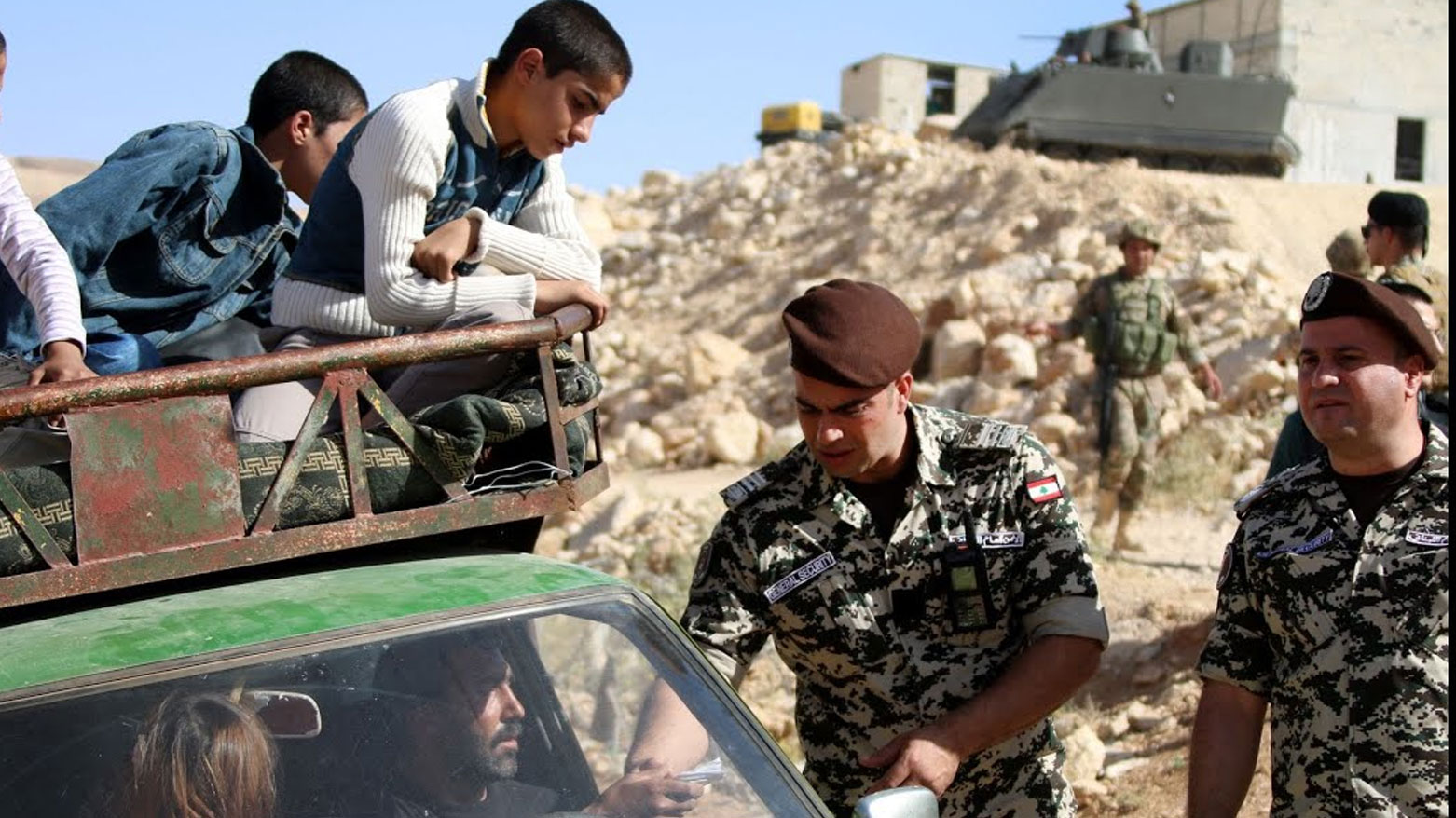 عناصر من الجيش اللبناني يفتشون سيارة على أحد الحواجز (تعبيرية)