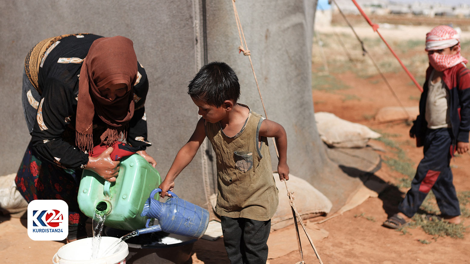 نازحون في شمال غرب سوريا يشكون نقص المياه مع وقف برامج دعم جراء نقص التمويل