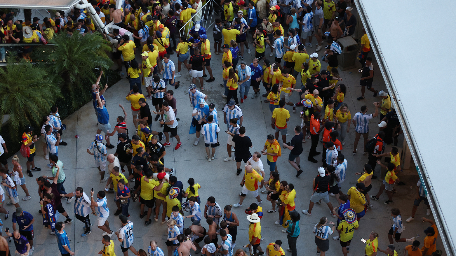 The match was delayed due to the crowds rushing into the stadium, most of whom did not have tickets. (Photo: AFP)