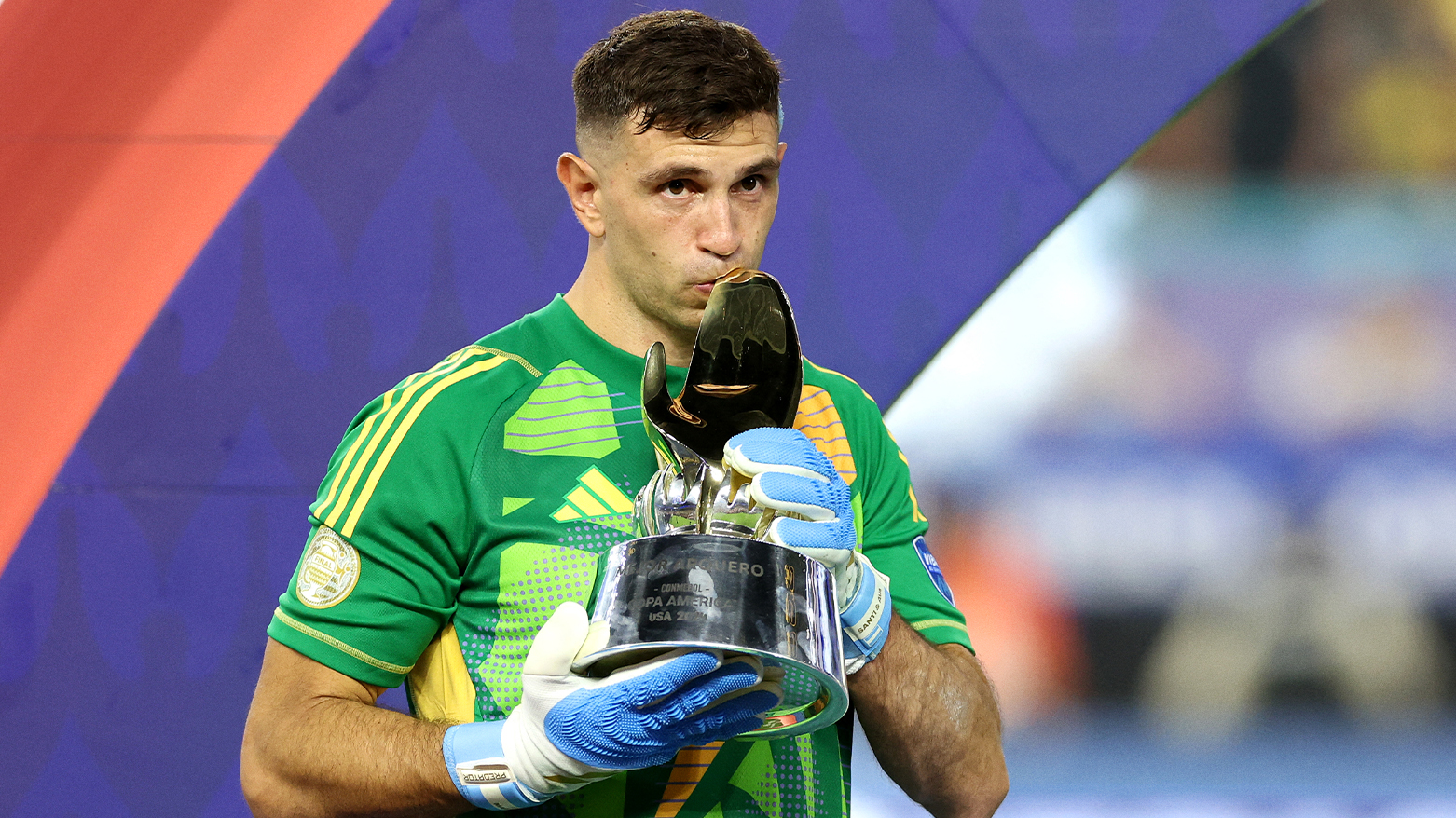 Emiliano Martínez being awarded with the Golden Glove for the most clean sheets during the tournament. He currently hold the record for the most clean sheets in the history of Copa America. (Photo: AFP) 