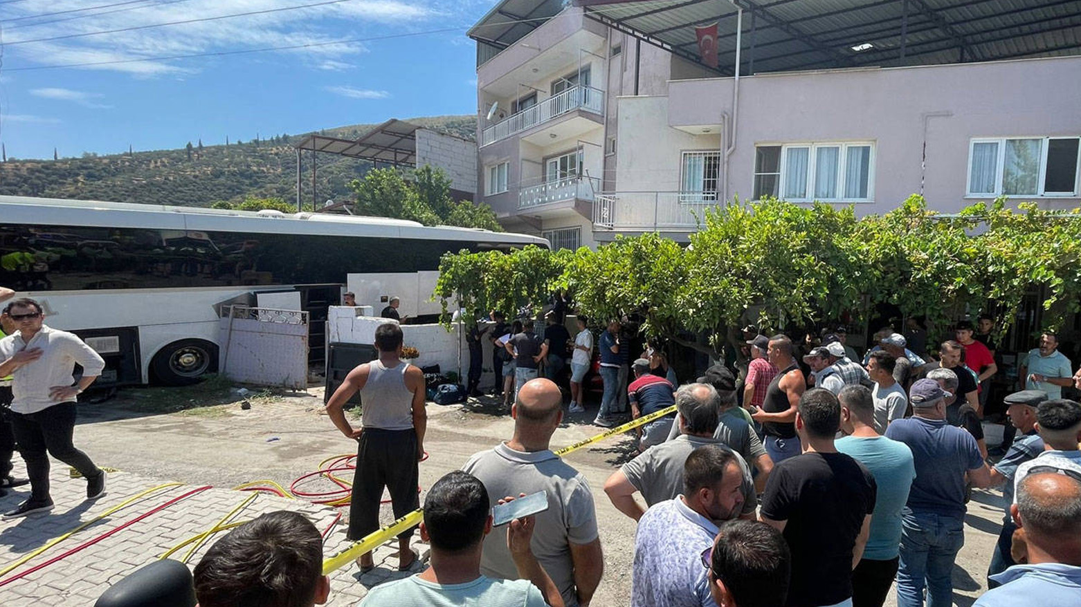 Yolcu otobüsü eve çarptı: 1 ölü ve yaralılar var