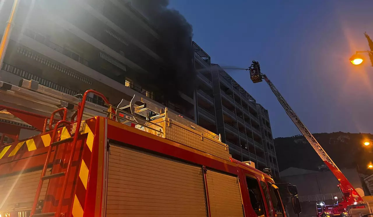 امدادگران با استفاده از نردبان ده‌ها نفر را نجات داده‌اند